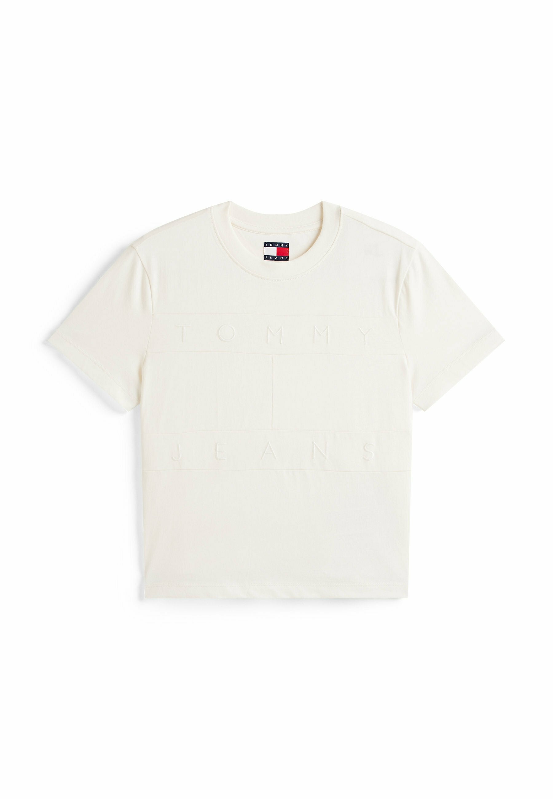 Weißes T-Shirt mit kurzen Ärmeln und erhabenem "TOMMY JEANS" Schriftzug sowie einem kleinen Logoanhänger in Marineblau, Rot und Weiß am Halsausschnitt.