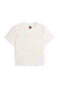 Weißes T-Shirt mit kurzen Ärmeln und erhabenem "TOMMY JEANS" Schriftzug sowie einem kleinen Logoanhänger in Marineblau, Rot und Weiß am Halsausschnitt.