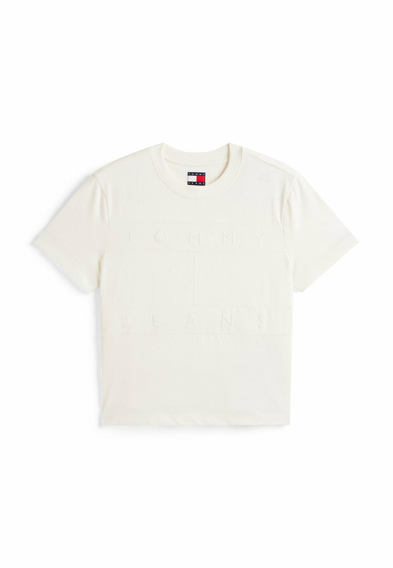 Weißes T-Shirt mit kurzen Ärmeln und erhabenem "TOMMY JEANS" Schriftzug sowie einem kleinen Logoanhänger in Marineblau, Rot und Weiß am Halsausschnitt.
