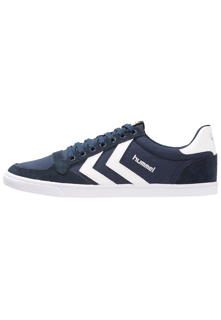 Marineblaue Sneakers aus Wildleder und Stoff, mit weißen Akzenten und einer Gummisohle. Entworfen mit einem klassischen Schnürverschluss und Chevron-Logo.