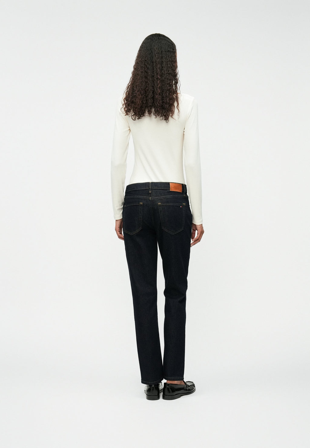 MID RISE SLIM JEANS Media 4