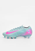 Türkisfarbener Fußballschuh mit pinken Akzenten, strukturierter Oberseite und schlankem Design. Verfügt über spitze Nocken für bessere Traktion auf dem Spielfeld.