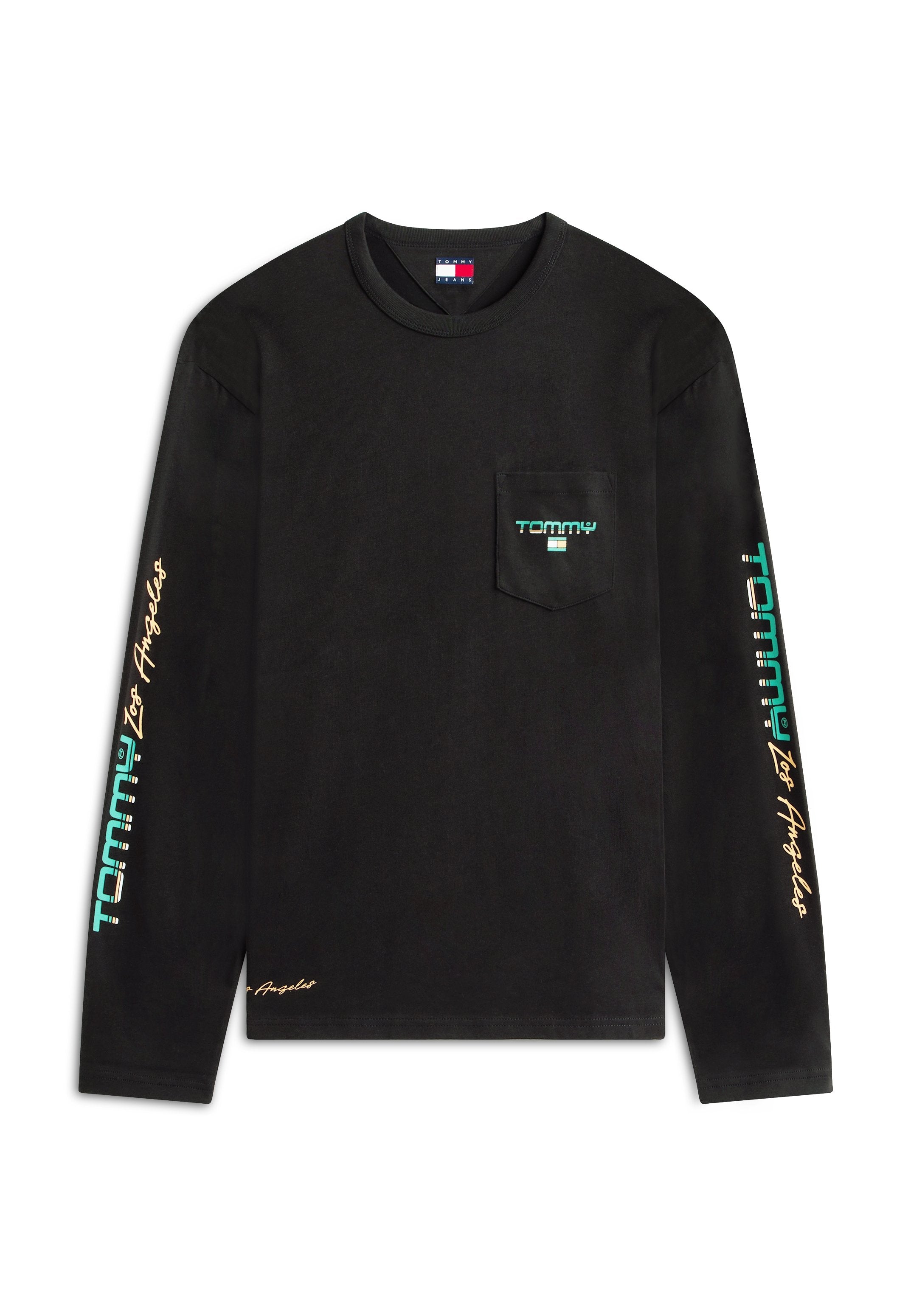 Schwarzes Langarmshirt mit Brusttasche, verziert mit türkisem "Tommy" und dem Schriftzug "Los Angeles" auf Ärmeln und Tasche.