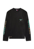 Schwarzes Langarmshirt mit Brusttasche, verziert mit türkisem "Tommy" und dem Schriftzug "Los Angeles" auf Ärmeln und Tasche.