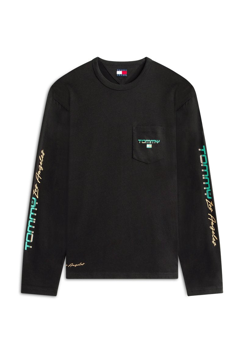 Schwarzes Langarmshirt mit Brusttasche, verziert mit türkisem "Tommy" und dem Schriftzug "Los Angeles" auf Ärmeln und Tasche.