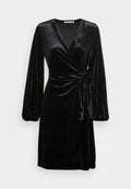 Schwarzes Samt-Wickelkleid mit langen Puffärmeln, tiefem V-Ausschnitt und einer gebundenen Taillendetails. Sanfte Textur und glatter Glanz.