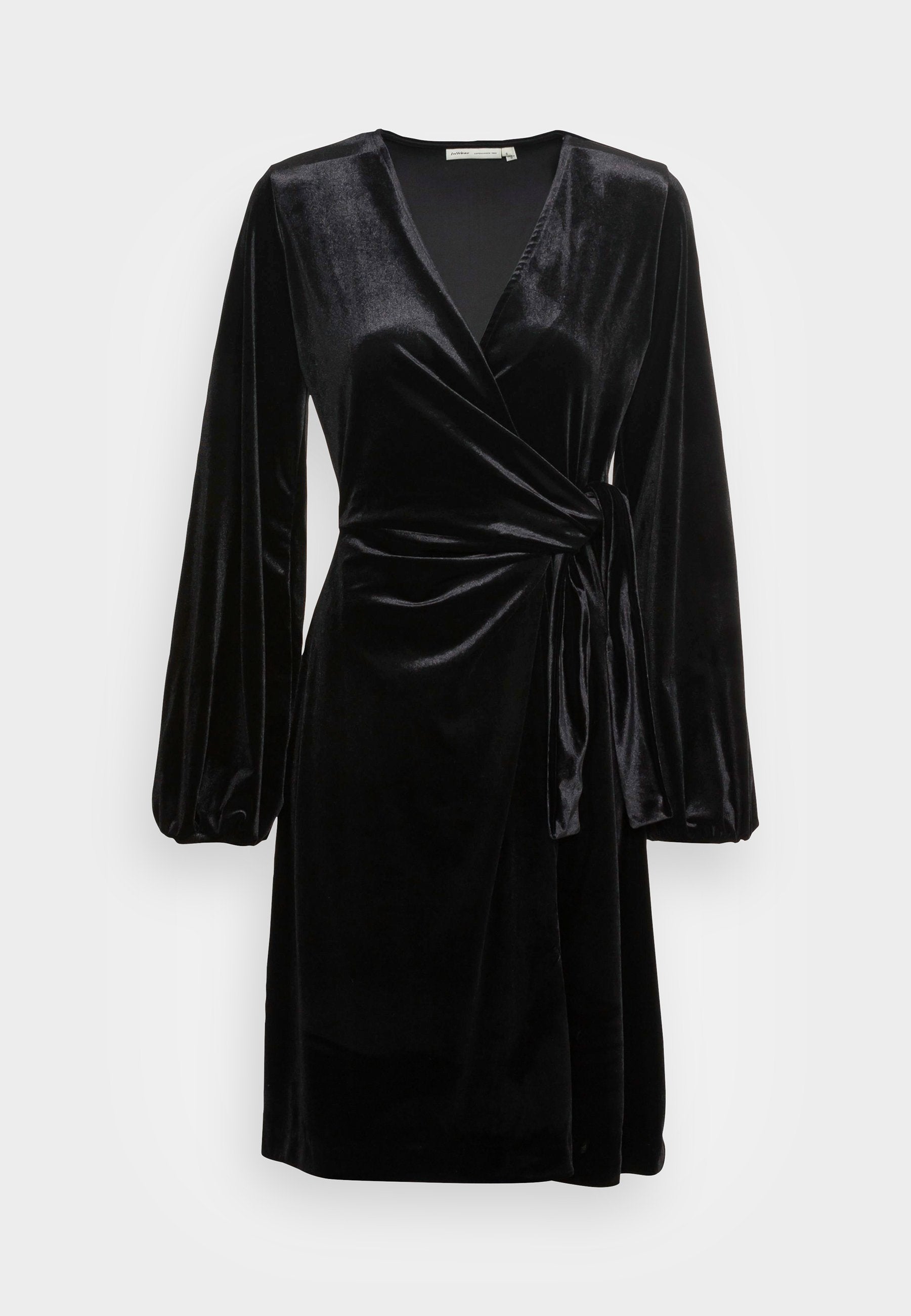 Schwarzes Samt-Wickelkleid mit langen Puffärmeln, tiefem V-Ausschnitt und einer gebundenen Taillendetails. Sanfte Textur und glatter Glanz.