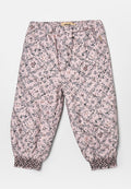 Rosa Blütenmuster-Hosen mit einem elastischen Taillenbund und gerafften Bündchen. Verziert mit kleinen Blumen in dunklen Farben aus einem strukturierten Stoff.