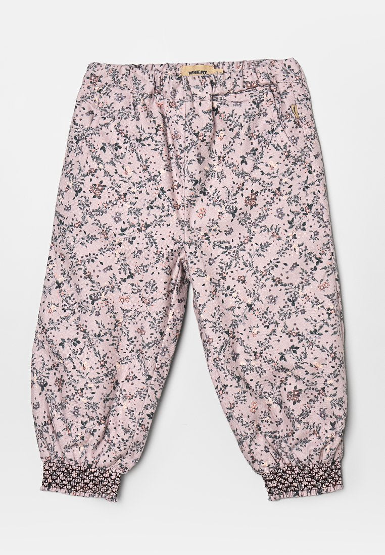 Rosa Blütenmuster-Hosen mit einem elastischen Taillenbund und gerafften Bündchen. Verziert mit kleinen Blumen in dunklen Farben aus einem strukturierten Stoff.