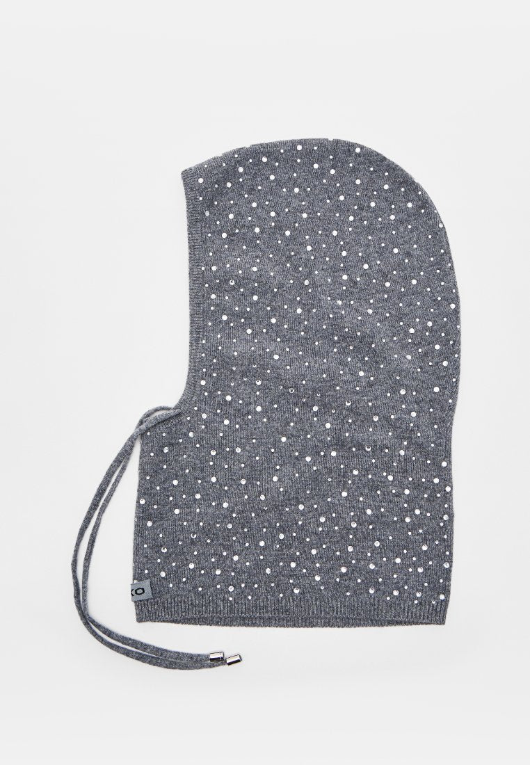 Graue Strick-Balaclava mit weißen Punkten und verstellbaren Kordelzügen, entwickelt für den Schutz von Kopf und Nacken.