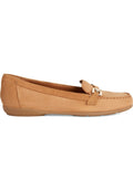 Beige Wildleder Slipper mit runder Spitze, dekorativem Riemen mit Beschlägen und einer flexiblen Gummisohle für Komfort.