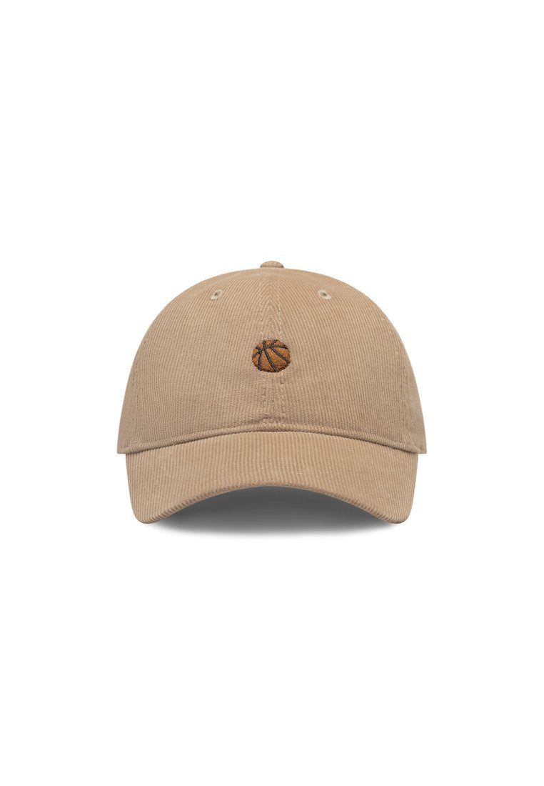 Beige Cordhut mit einem zentralen bestickten Basketballdesign. Verfügt über einen gebogenen Schirm und gestickte Belüftungsöffnungen.
