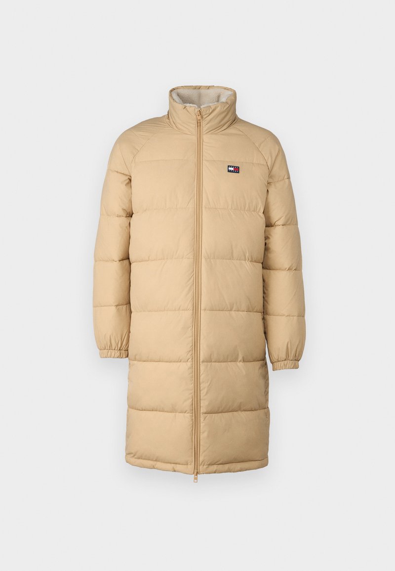 Beige langer Puffer-Mantel mit hohem Kragen, Reißverschluss und elastischen Bündchen. Bietet ein gestepptes Muster zur Isolation und Wärme.