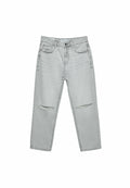 Hellgraue Jeans aus Denim mit lockerer Passform, ausgestattet mit vorderen und hinteren Taschen sowie leicht beschädigten Kniebereichen. Robustes Material mit feiner Struktur.