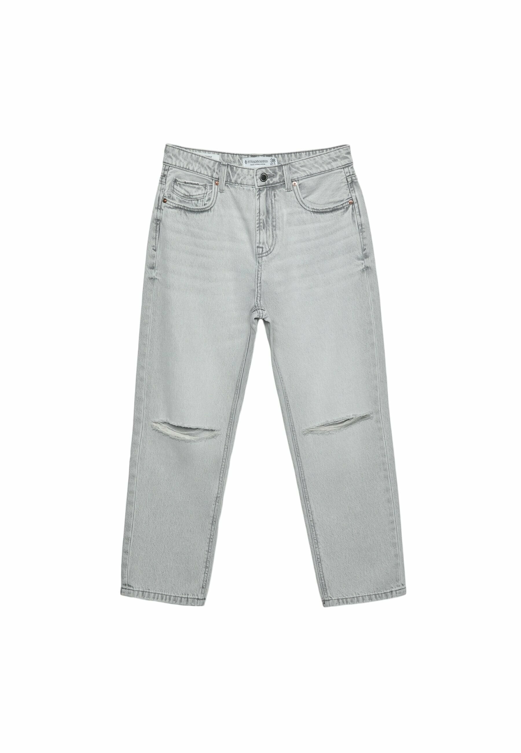 Hellgraue Jeans aus Denim mit lockerer Passform, ausgestattet mit vorderen und hinteren Taschen sowie leicht beschädigten Kniebereichen. Robustes Material mit feiner Struktur.