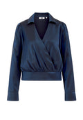 Marineblaue Wickelbluse aus glänzendem Stoff, mit Kragen, langen Ärmeln und einem gerafften Taillenbund für eine figurbetonte Silhouette.