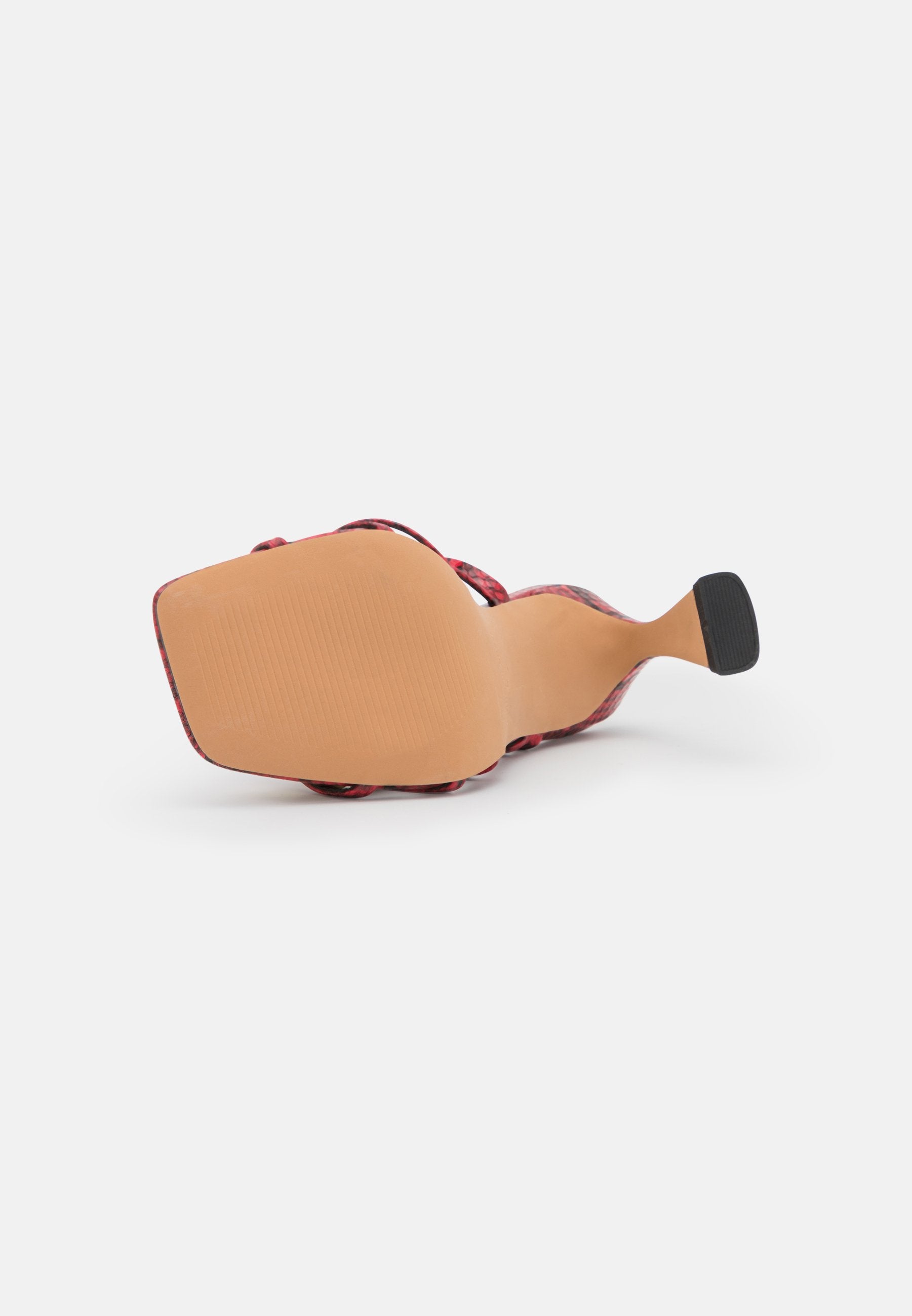 NA-KD STRAPPY FUNNEL