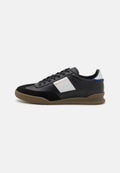 Schwarze Leder- und Wildledersneaker mit einem grauen Einsatz, brauner Gummisohle und blauen Akzenten an der Ferse. Mit Schnürsenkeln und geprägtem Logo.