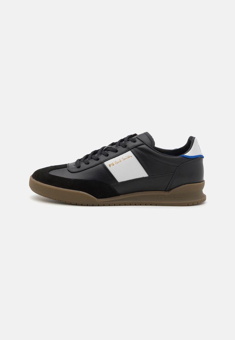 Schwarze Leder- und Wildledersneaker mit einem grauen Einsatz, brauner Gummisohle und blauen Akzenten an der Ferse. Mit Schnürsenkeln und geprägtem Logo.