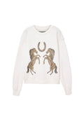 Weißes Sweatshirt mit einem gestickten Design von zwei aufbäumenden Pferden und einem Hufeisen in goldenen und braunen Tönen. Langärmlig, Rundhalsausschnitt.