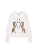 Weißes Sweatshirt mit einem gestickten Design von zwei aufbäumenden Pferden und einem Hufeisen in goldenen und braunen Tönen. Langärmlig, Rundhalsausschnitt.