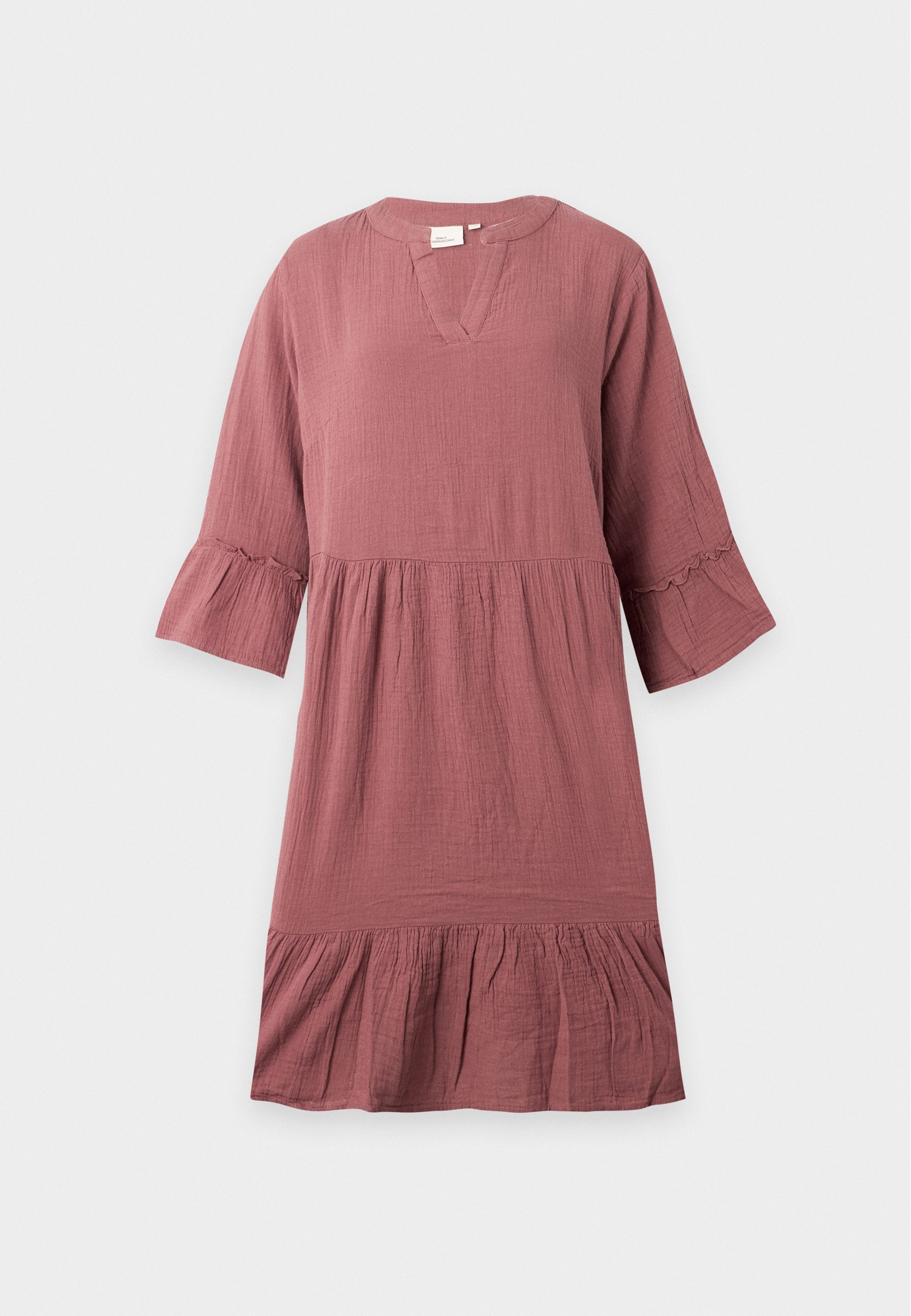 Malvenfarbiges knielanges Kleid mit 3/4 Glockenärmeln, V-Ausschnitt, geraffter Taille und einem Rüschensaum auf einfarbigem Hintergrund.