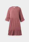 Malvenfarbiges knielanges Kleid mit 3/4 Glockenärmeln, V-Ausschnitt, geraffter Taille und einem Rüschensaum auf einfarbigem Hintergrund.