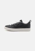 Schwarze Ledersneaker mit weißen Schnürsenkeln, einer strukturierten Oberfläche, gepolstertem Schaft und einer kontrastierenden weißen Sohle. Verfügt über ein Logo an der Seite.