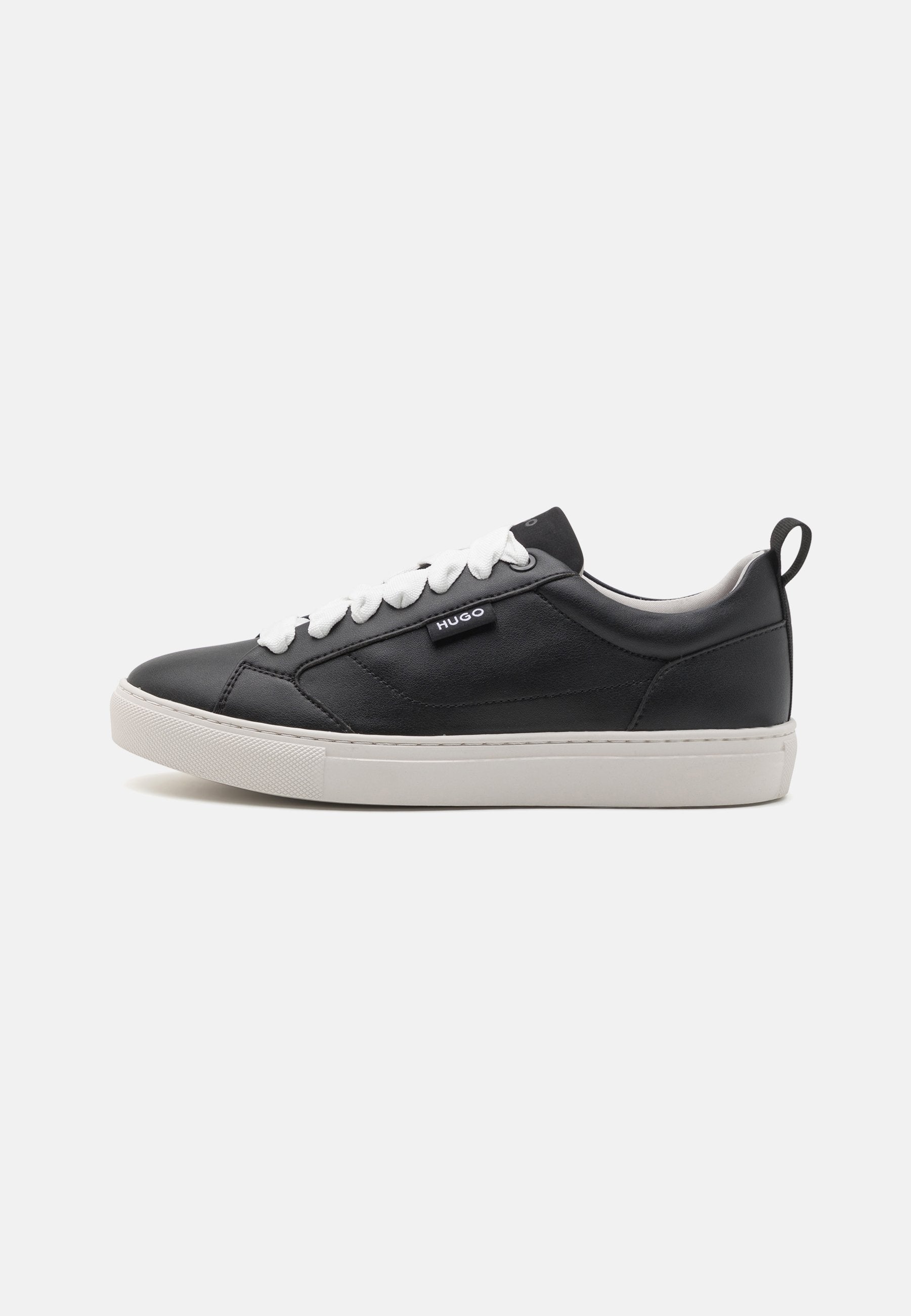 Schwarze Ledersneaker mit weißen Schnürsenkeln, einer strukturierten Oberfläche, gepolstertem Schaft und einer kontrastierenden weißen Sohle. Verfügt über ein Logo an der Seite.