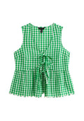 Grünes und weißes Gingham-Top ohne Ärmel mit einem V-Ausschnitt, einem gebundenen Frontdetail, einem ausgestellten Saum und einem gewellten Rand. Hergestellt aus leichtem Stoff.