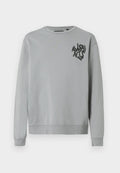 Hellgrauer Sweatshirt aus weichem Stoff, mit Rundhalsausschnitt und langen Ärmeln. Schwarzer Grafikslogan im linken Brustbereich.