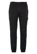 Schwarze Cargo-Hosen mit elastischen Bündchen, Gürtelschlaufen, Reißverschluss, Seitentaschen und einer Reißverschlusstasche am rechten Oberschenkel.