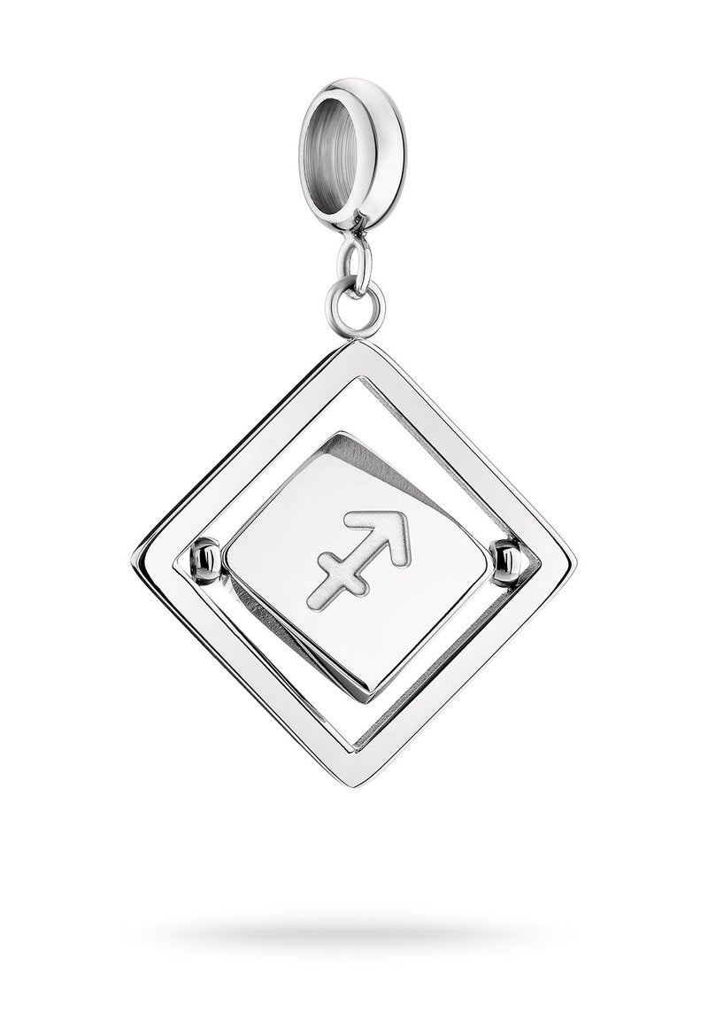 Silbernes geometrisches Pendant mit einer diamantförmigen Form, einem erhöhten Pfeilsymbol und einer glatten Textur, mit einer runden Schlaufe zur Befestigung.