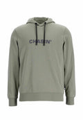 Olivegrüner Kapuzenpullover aus Baumwolle mit einer Kängurutasche. Mit schwarzen Kordelzügen und dunkelgrauem "CHASIN'"-Logo auf der Brust.
