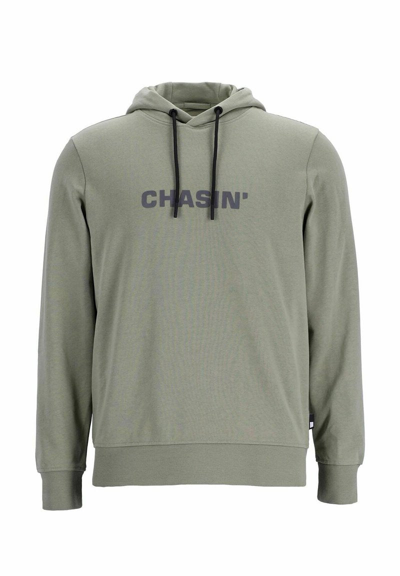 Olivegrüner Kapuzenpullover aus Baumwolle mit einer Kängurutasche. Mit schwarzen Kordelzügen und dunkelgrauem "CHASIN'"-Logo auf der Brust.
