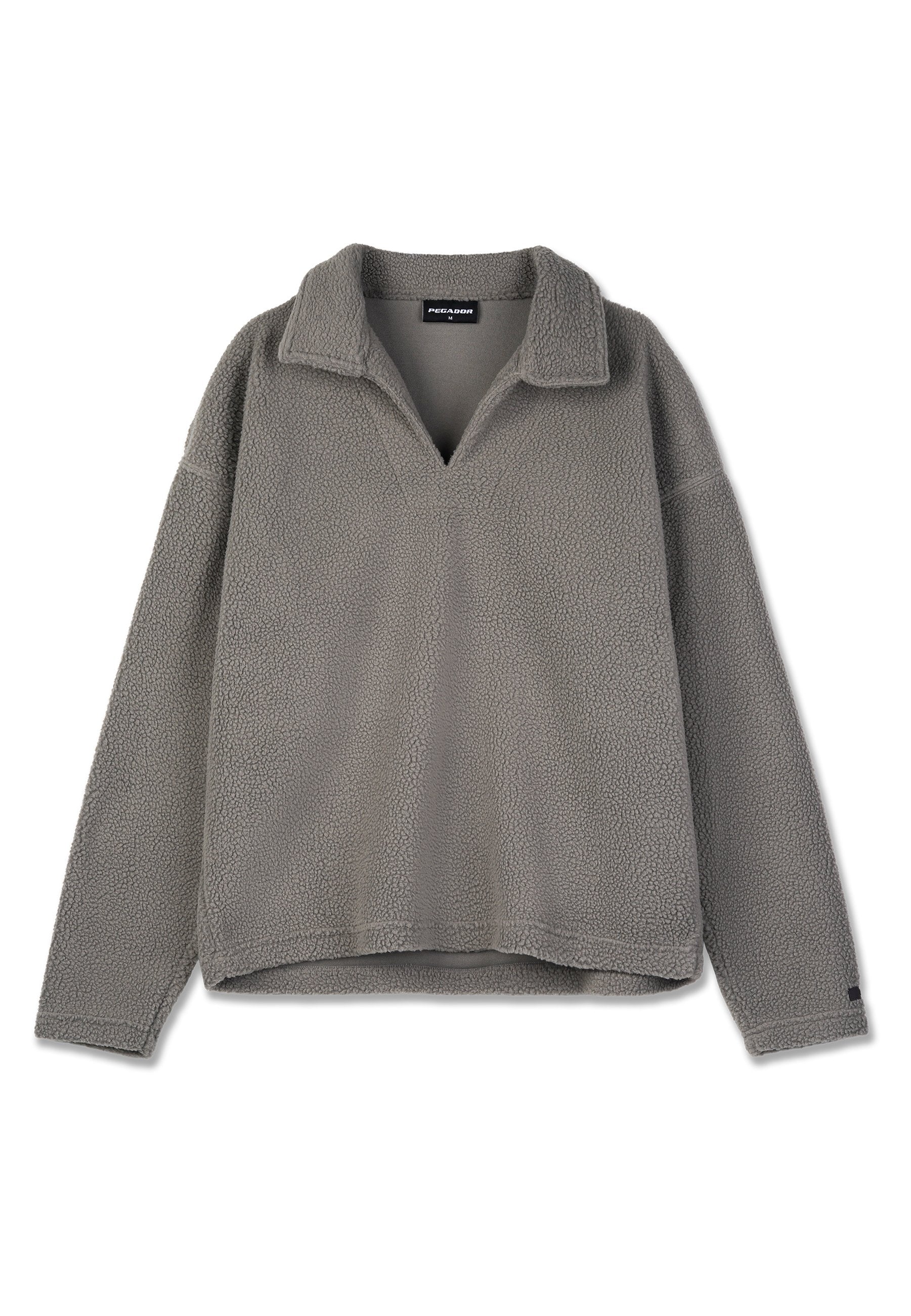 Grauer Fleece-Pullover mit Kragen, V-Ausschnitt und überschnittenen Schultern. Weiche Textur, lässige Passform und minimale Nähdetails.