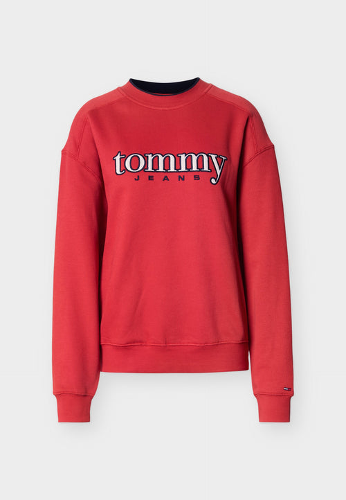 Rotes Sweatshirt aus Baumwolle mit gerippter Textur, Rundhalsausschnitt und überschnittenen Schultern. Verziert mit den Stickereien "tommy" und "JEANS" in kontrastierenden Farben.