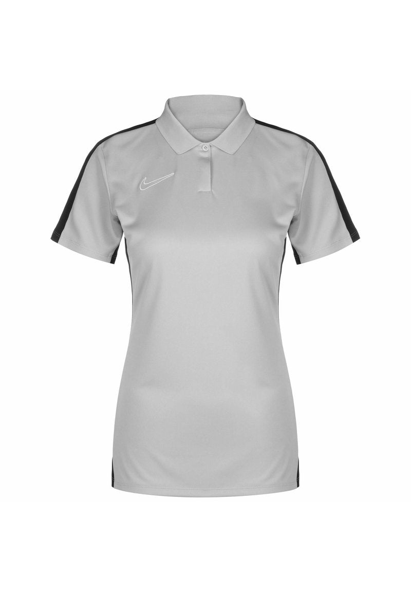Hellgraues Polohemd mit schwarzen Seitenelementen, Kragen und einem Nike-Logo auf der oberen linken Seite. Hergestellt aus glattem, atmungsaktiven Stoff.