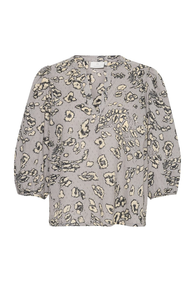 Graue Bluse mit lockerer Passform, die ein Leopardenmuster in Schwarz und Creme aufweist. Puffärmel und ein V-Ausschnitt runden den Look ab.