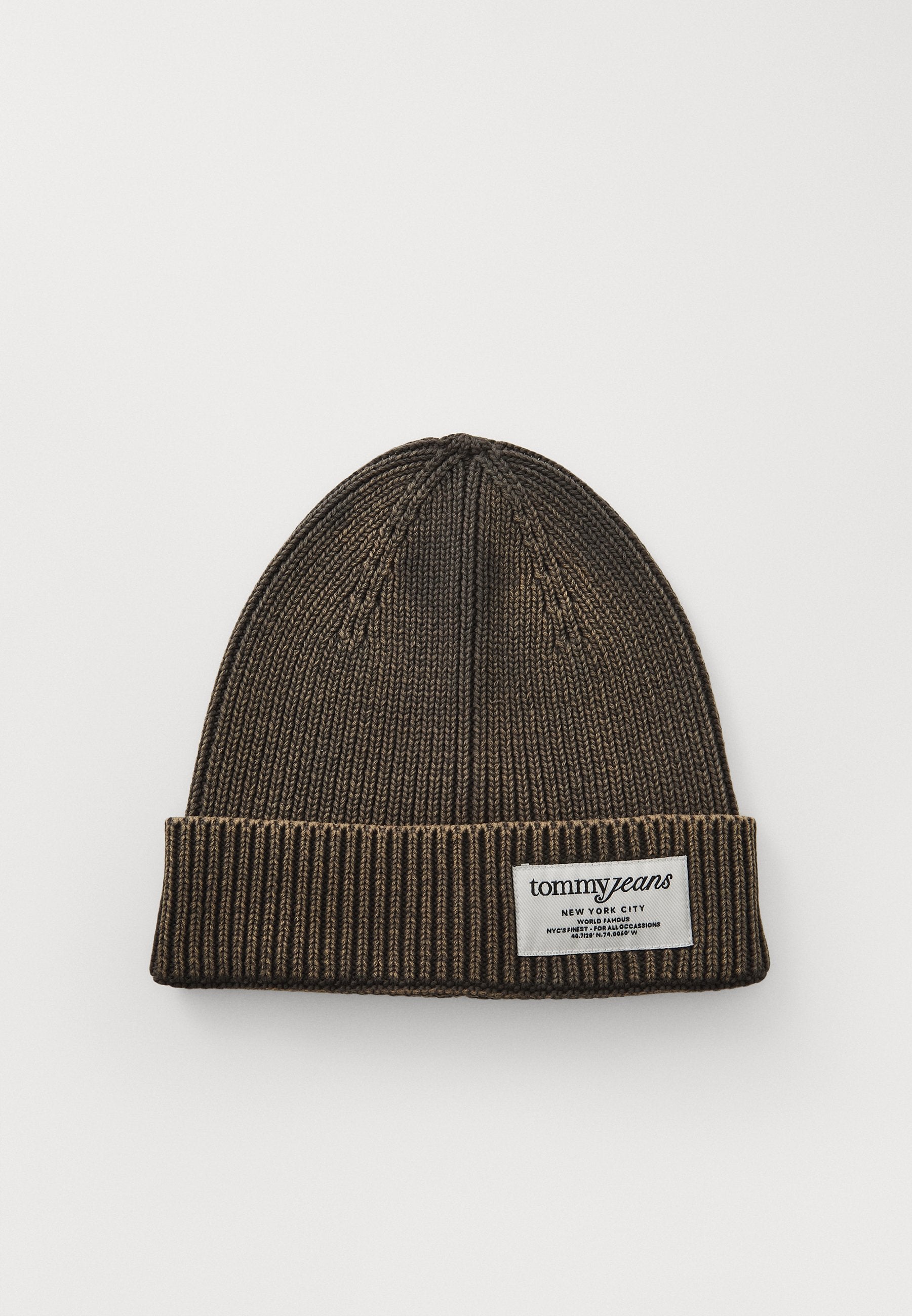 Strickmütze in Dunkelbraun mit einem gerippten Bund. Mit einem weißen Etikett mit "tommy jeans" und Text. Texturiertes Material mit einer figurschmeichelnden Passform.