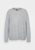 Helles graues Sweatshirt aus weichem Garn, mit Rundhalsausschnitt, langen Ärmeln und geripptem Saum. Einfaches, strukturiertes Strickmuster im gesamten Kleidungsstück.