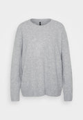 Helles graues Sweatshirt aus weichem Garn, mit Rundhalsausschnitt, langen Ärmeln und geripptem Saum. Einfaches, strukturiertes Strickmuster im gesamten Kleidungsstück.