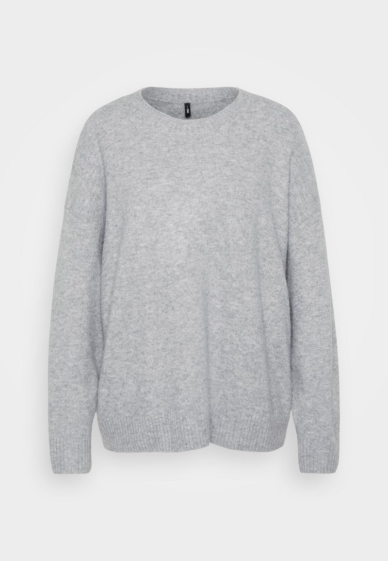 Helles graues Sweatshirt aus weichem Garn, mit Rundhalsausschnitt, langen Ärmeln und geripptem Saum. Einfaches, strukturiertes Strickmuster im gesamten Kleidungsstück.