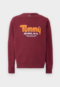 Bordeauxfarbener Kapuzenpullover mit orange und weißem „Tommy Jeans, N.Y.“-Text sowie zusätzlichem kleinen weißen Text darunter auf der Vorderseite.