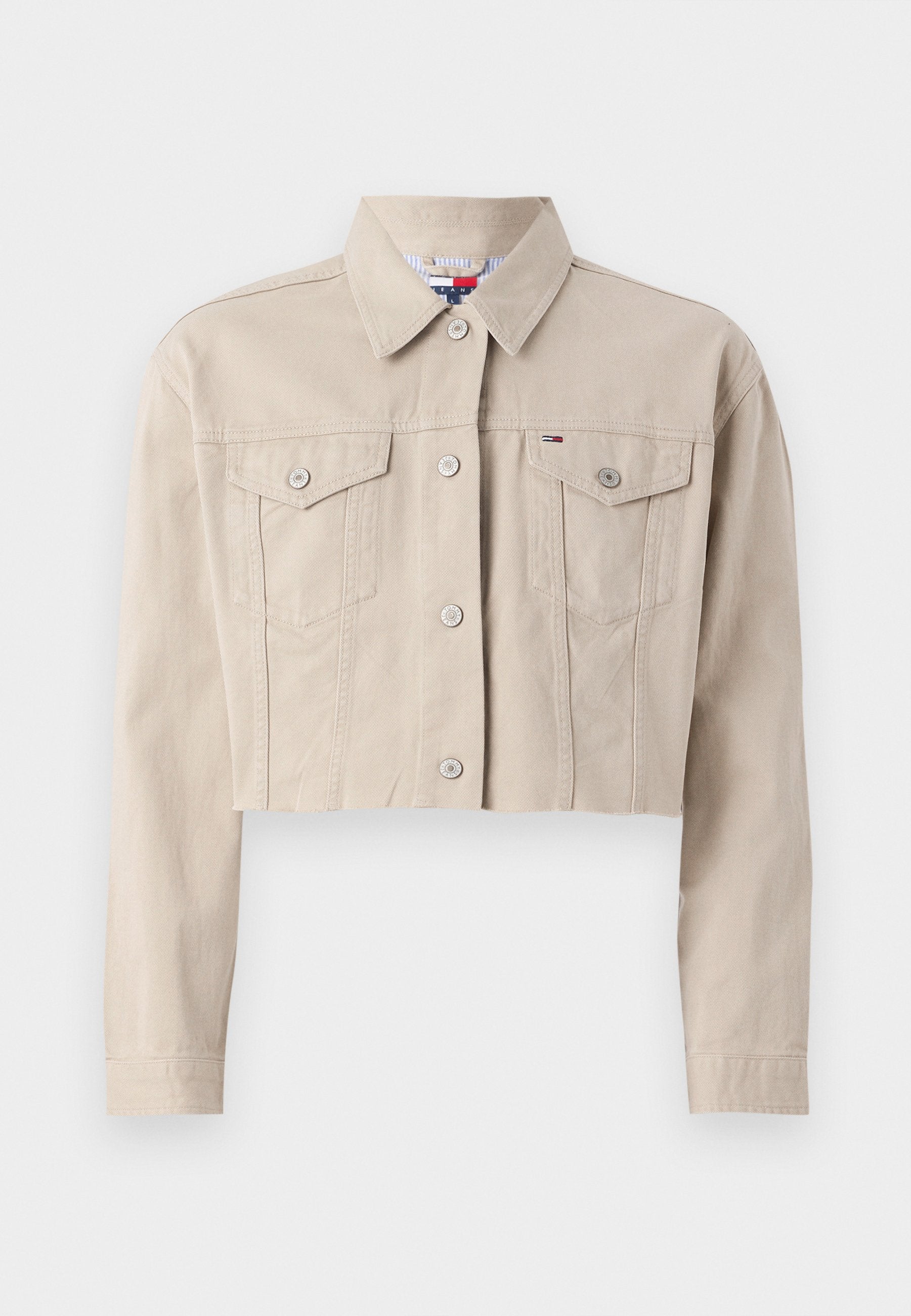 Beige Jeansjacke, tailliert und mit Kragen, Knopfverschluss, zwei Brusttaschen und silbernen Hardware-Details. Glatte Textur und figurschmeichelnder Schnitt.