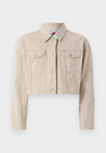 Beige Jeansjacke, tailliert und mit Kragen, Knopfverschluss, zwei Brusttaschen und silbernen Hardware-Details. Glatte Textur und figurschmeichelnder Schnitt.
