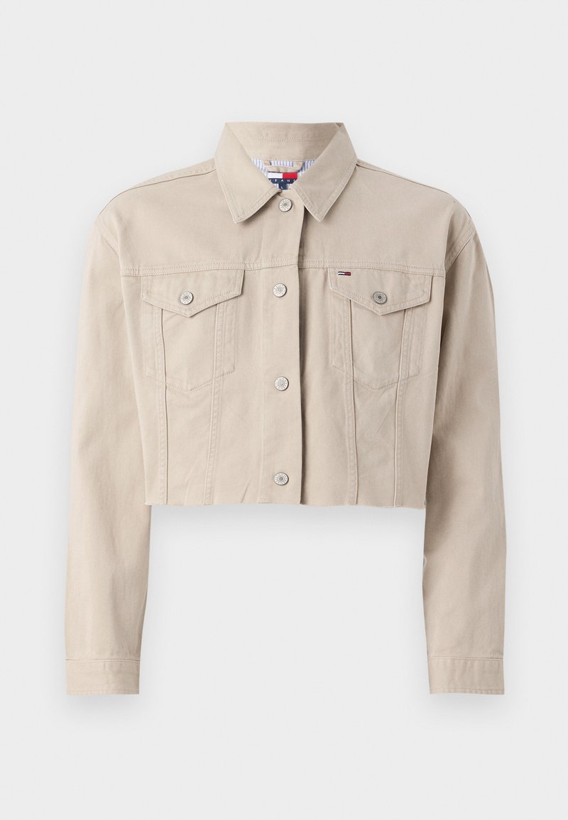 Beige Jeansjacke, tailliert und mit Kragen, Knopfverschluss, zwei Brusttaschen und silbernen Hardware-Details. Glatte Textur und figurschmeichelnder Schnitt.