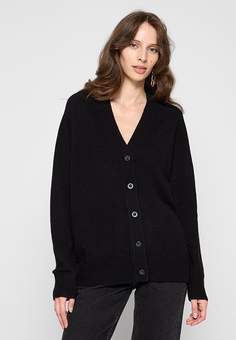 Schwarze Strickjacke mit V-Ausschnitt, langen Ärmeln und Knopfverschluss. Strukturstoff mit relaxed Fit sowie gerippten Säumen und Bündchen.