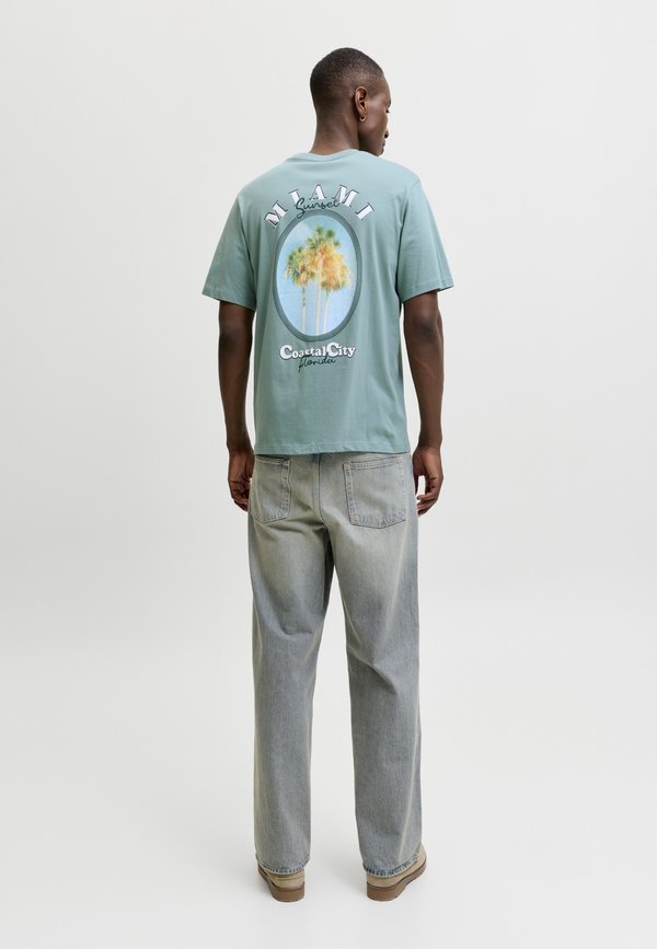 Jack & Jones JJCITY TEE - Print T-shirt - mineral blue
