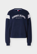 Navyblaues Sweatshirt mit rundem Ausschnitt, weißem Streifen an den Ärmeln und dem Schriftzug "TOMMYJEANS athletics" in Weiß auf der Brust. Aus Baumwollmischung.